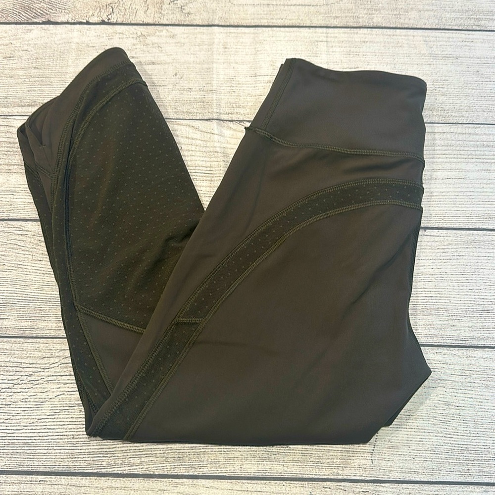 🍋Women’s Lululemon Revitalize 21” Crop size 6🍋